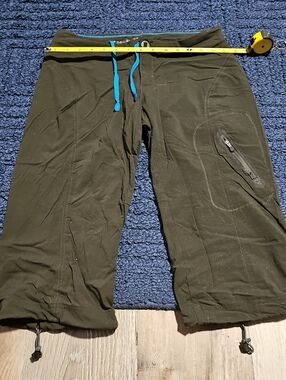 Columbia Dark Green Water Repellant Capri's with Blue  Detail